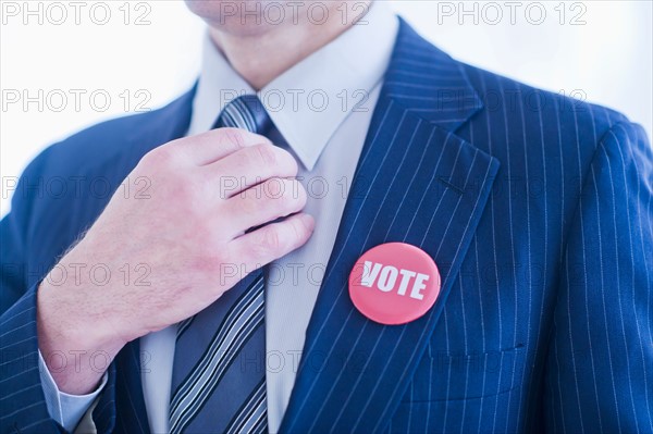 Vote pin on man's lapel. Photo : Daniel Grill