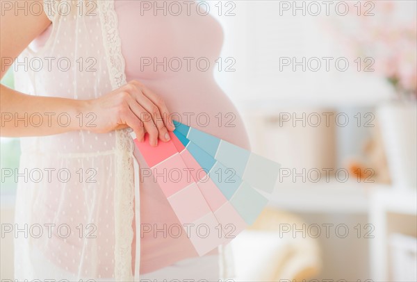 Pregnant woman with paint samples. Photo : Daniel Grill