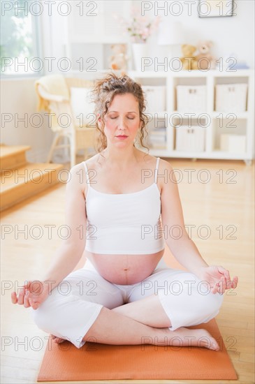 Pregnant woman practicing yoga. Photo : Daniel Grill