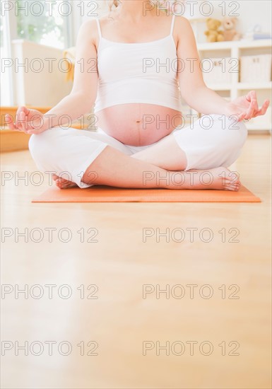 Pregnant woman practicing yoga. Photo : Daniel Grill