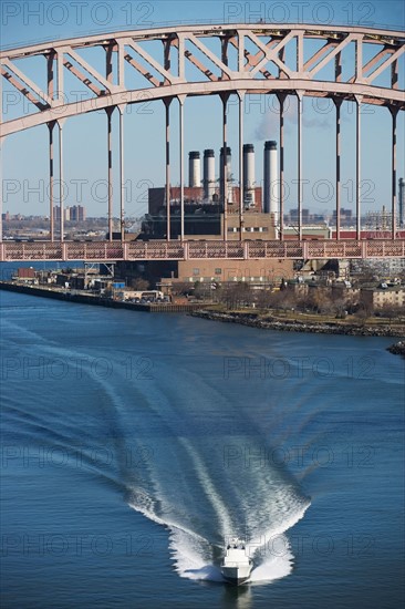 USA, New York, New York City. Ship under bridge. Photo : fotog