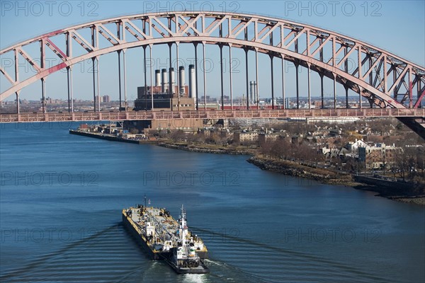 USA, New York, New York City. Ship under bridge. Photo : fotog