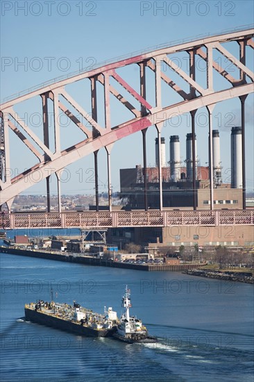 USA, New York, New York City. Ship under bridge. Photo : fotog