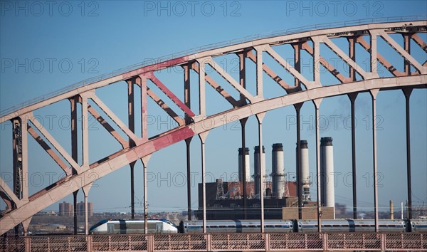 USA, New York, New York City. Bridge and smoke stacks. Photo : fotog