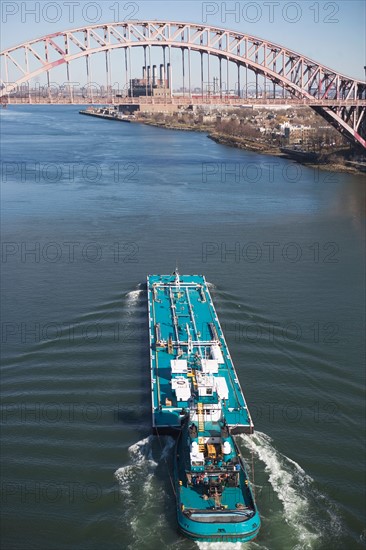 USA, New York, New York City. Ship under bridge. Photo : fotog