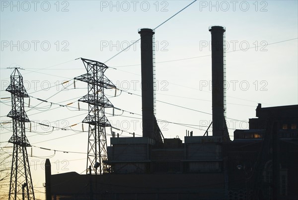 USA, New York, New York City. Power plant and pylons. Photo : fotog