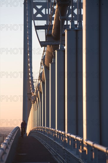 USA, New York, New York City. Bridge support. Photo : fotog