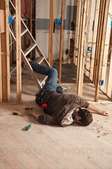 Handyman falling of ladder. Photo : DreamPictures