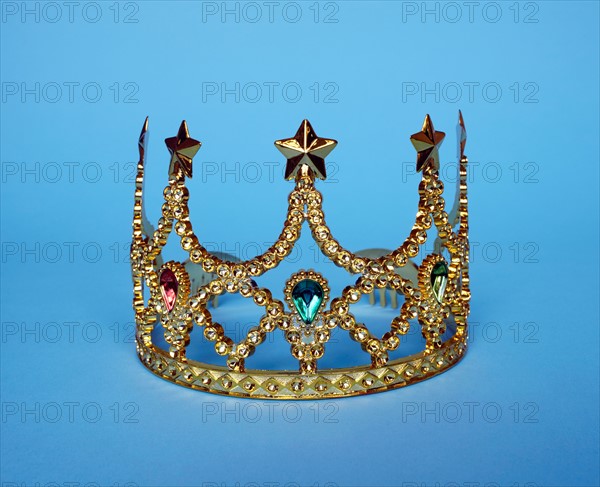 Studio shot of gold tiara. Photo : Winslow Productions