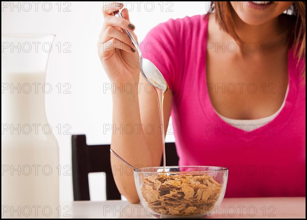 Young woman preparing breakfast. Photo : Mike Kemp