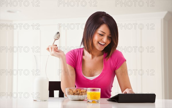 Young woman preparing breakfast. Photo : Mike Kemp