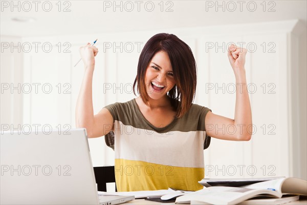 Portrait of young woman learning at home. Photo : Mike Kemp