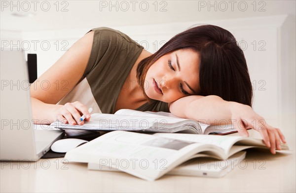 Portrait of young woman learning at home. Photo : Mike Kemp