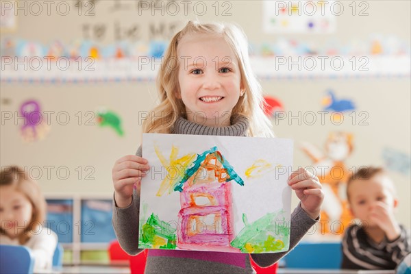 Children (4-5, 6-7) during art classes. Photo : Mike Kemp