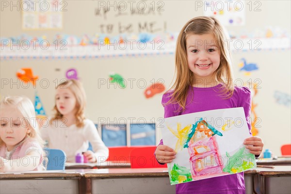 Children (4-5, 6-7) during art classes. Photo : Mike Kemp