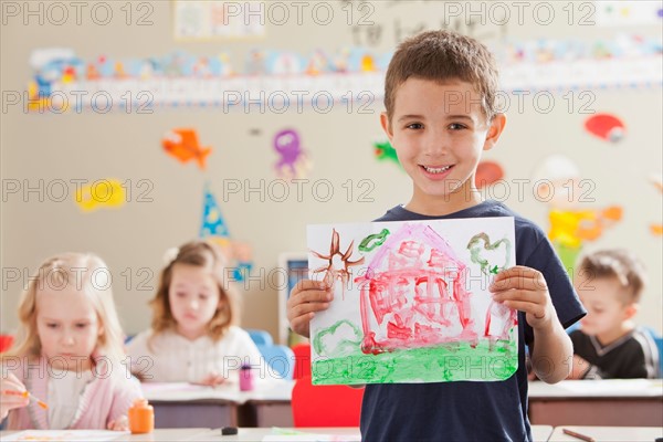 Children (4-5, 6-7) during art classes. Photo : Mike Kemp