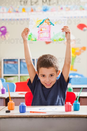 Boy (4-5) during art classes. Photo : Mike Kemp