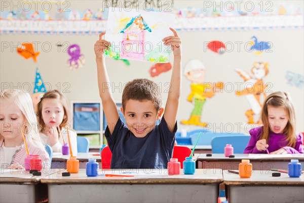 Children (4-5, 6-7) during art classes. Photo : Mike Kemp