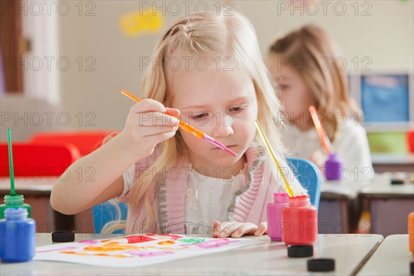 Children (4-5, 6-7) during art classes. Photo : Mike Kemp