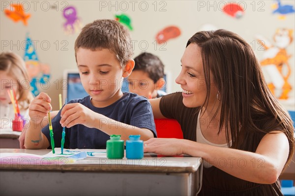 Teacher with children (4-5, 6-7) during art classes. Photo : Mike Kemp