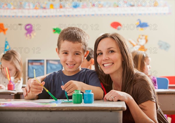 Teacher with children (4-5, 6-7) during art classes. Photo : Mike Kemp