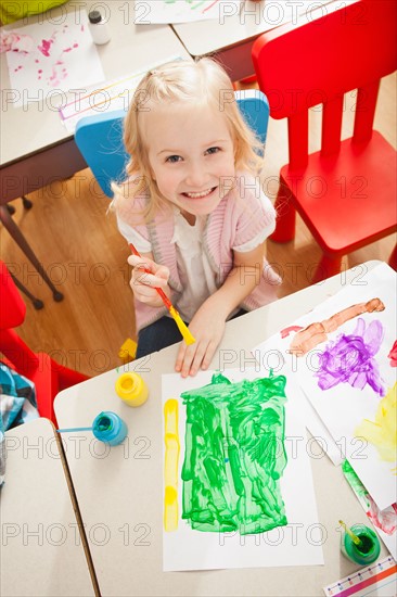 Girl (4-5) during art classes. Photo : Mike Kemp