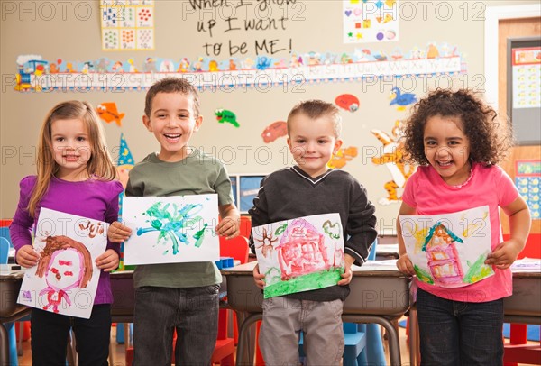 Children (2-3, 4-5, 6-7) during art classes. Photo : Mike Kemp