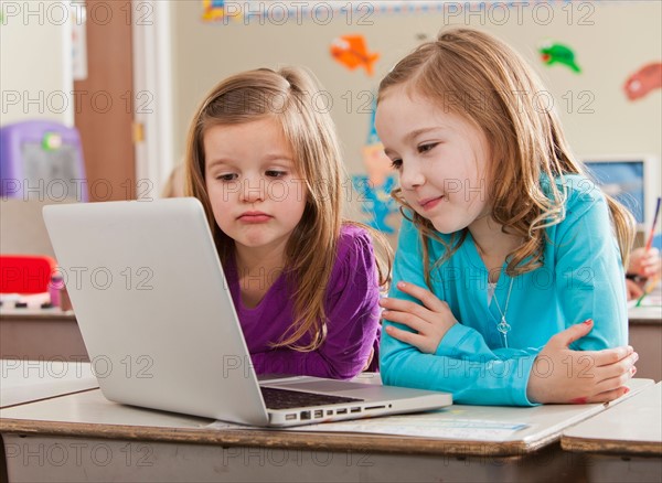 Children (4-5, 6-7) at school using laptop. Photo : Mike Kemp