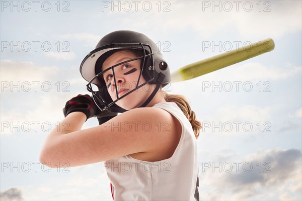 Girl (12-13) plying softball. Photo : Mike Kemp