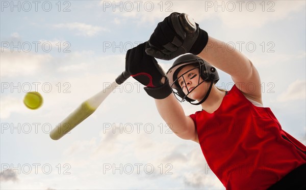 Girl (12-13) plying softball. Photo : Mike Kemp