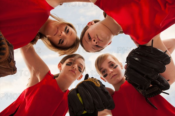 Girls (12-13) in huddle. Photo : Mike Kemp