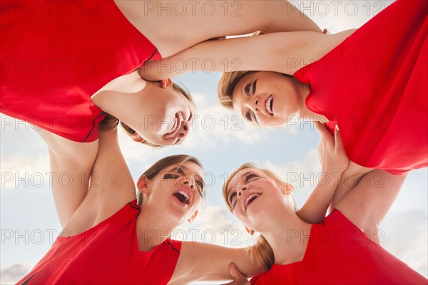 Girls (12-13) in huddle. Photo : Mike Kemp