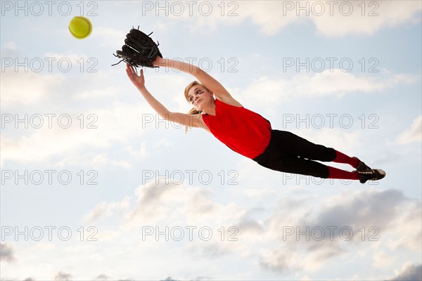 Girl (12-13) plying softball. Photo : Mike Kemp