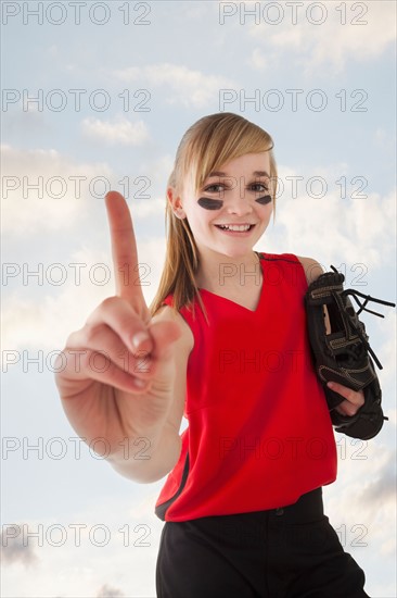 Portrait of girl (12-13) plying softball. Photo : Mike Kemp