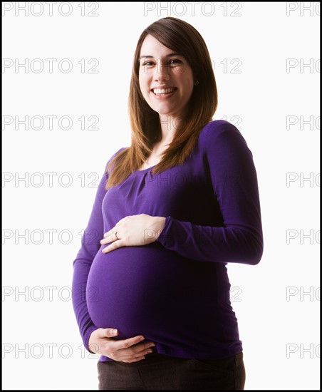 Portrait of pregnant woman, studio shot. Photo : Mike Kemp