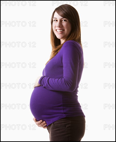 Portrait of pregnant woman, studio shot. Photo : Mike Kemp