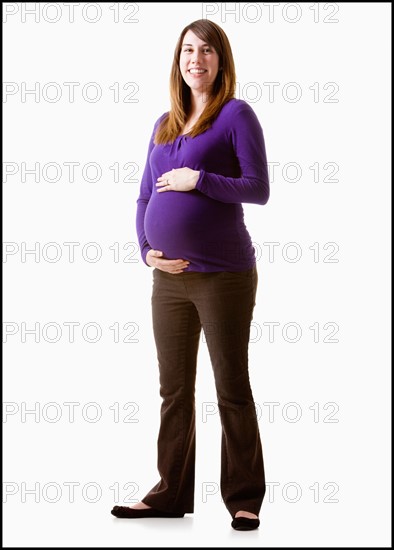 Portrait of pregnant woman, studio shot. Photo : Mike Kemp