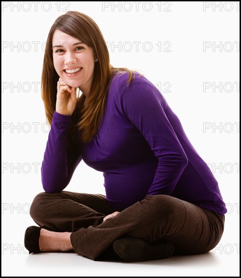 Portrait of pregnant woman, studio shot. Photo : Mike Kemp