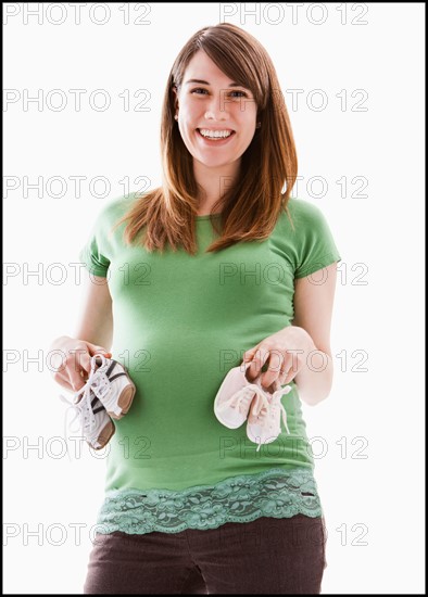 Portrait of pregnant woman, studio shot. Photo : Mike Kemp