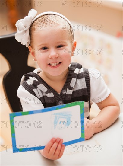 Girl (4-5) showing her drawing. Photo : Mike Kemp