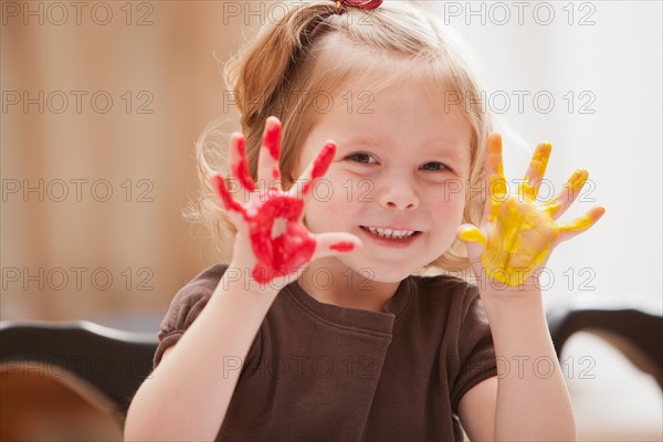 Girl (2-3) with paint covered hands. Photo : Mike Kemp
