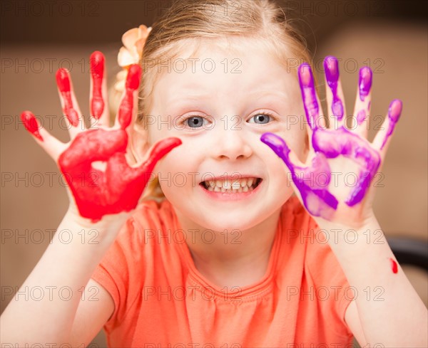 Girl (4-5) with paint covered hands. Photo : Mike Kemp