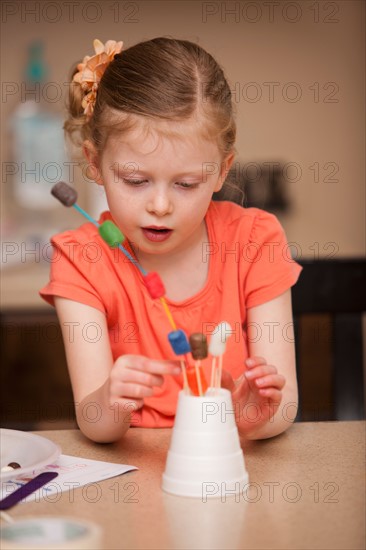 Girl (4-5) playing in kindergarten. Photo : Mike Kemp