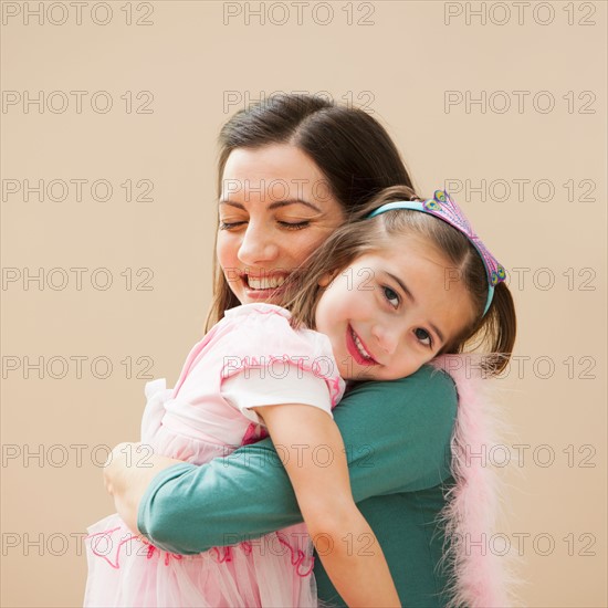 Mother carrying her daughter (4-5). Photo : Mike Kemp