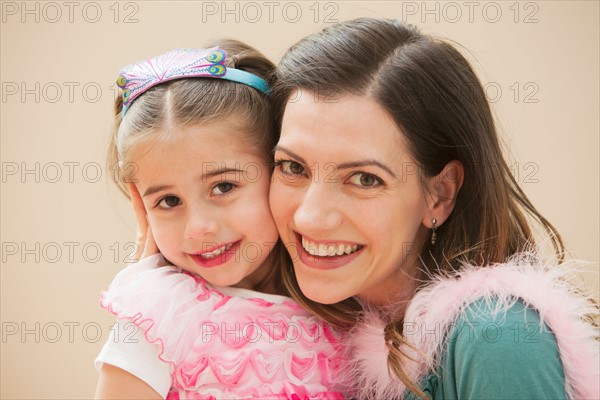 Portrait of mother with her daughter (4-5). Photo : Mike Kemp