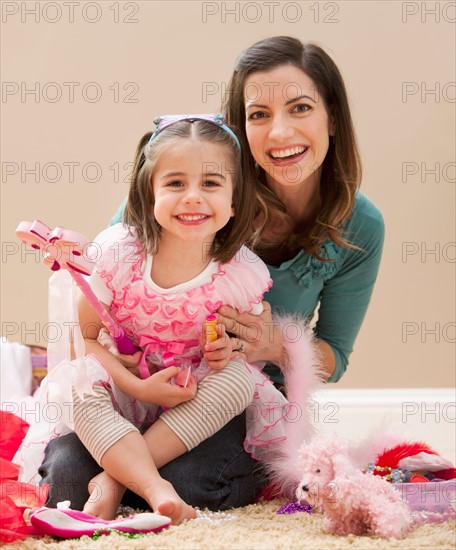 Portrait of mother with her daughter (4-5). Photo : Mike Kemp