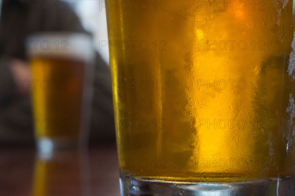 USA, Oregon, Lincoln County. Two glasses of beer on table. Photo : Gary Weathers