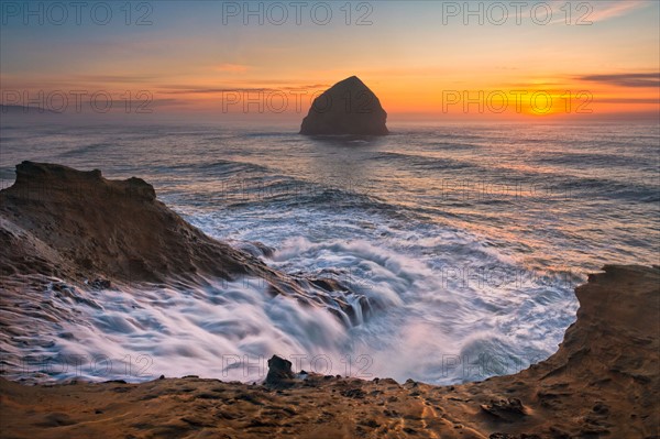 USA, Oregon, Tillamook County. Cape Kiwanda, Haystack Rock at sunset. Photo : Gary Weathers