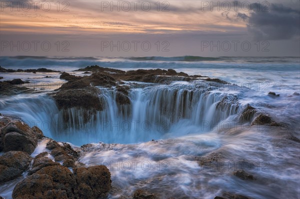 USA, Oregon, Lincoln County. Thor’s Well at sunset. Photo : Gary Weathers