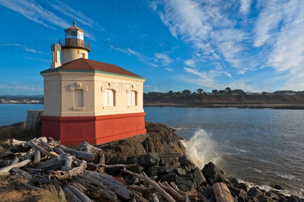 USA, Oregon, Coos County. Coquille River, Small lighthouse. Photo : Gary Weathers
